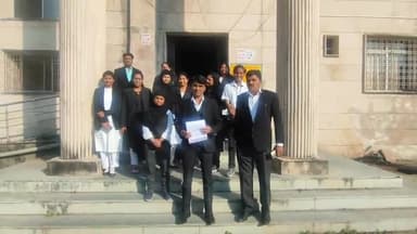 झालरापाटन: राष्ट्रीय संयुक्त अधिवक्ता मंच ने मिनी सचिवालय में DM को CM के नाम अपनी पांच सूत्रीय मांगों का ज्ञापन दिया