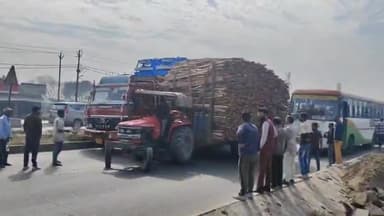 धनौरा: गजरौला जूबिलेंट फैक्ट्री के पास डीसीएम और लकड़ी से लदी ट्रैक्टर ट्राली आपस में टकराई, जाम लगा, चालकों में नोकझोंक