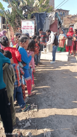 सरस्वती विहार: दिल्ली के शकूरपुर बस्ती में जरूरतमंद बच्चों को मिड-डे मील दिया गया