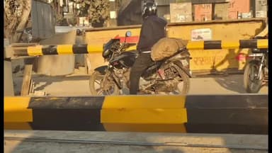 बड़ौत: बिजरौल फाटक पर रेलवे गेटमैन की लापरवाही आई सामने, बाइक सवार को फाटक के बीच बंद करने का फोटो सोशल मीडिया पर हुआ वायरल