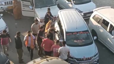 बारा: गौहनिया ओवर ब्रिज के पास कार टकराने से श्रद्धालुओं में जमकर मारपीट, वीडियो हो रहा वायरल