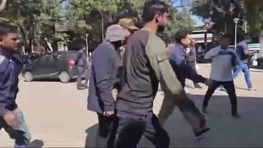 हज़ारीबाग: पत्नी को जलाकर मारने के आरोप में पूर्व एसडीओ अशोक कुमार को कड़ी सुरक्षा के बीच कोर्ट में पेश किया गया