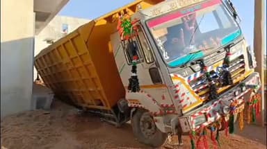 शिवपुरी नगर: करौंदी रामविहार कॉलोनी में डंपर पलटने से एक युवक की हुई मौत व एक अन्य घायल, डंपर को बैक करते समय हुआ हादसा