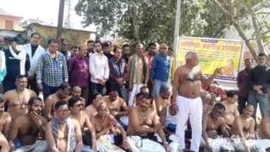 डुमरांव: डुमरांव प्रखंड कार्यालय में जन वितरण प्रणाली दुकानदारों ने अर्धनग्न होकर एक दिवसीय धरना प्रदर्शन किया