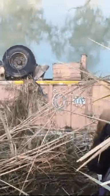 मेरठ: नींद की झपकी से हुआ बड़ा हादसा, जानी गंगनहर में गिरा सीमेंट से भरा ट्रक, कार बाल-बाल बची, ग्रामीणों ने बचाई चालक की जान