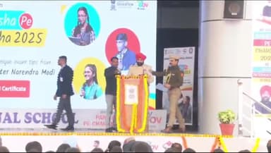 देहरादून: मोहिनी रोड स्थित एक स्कूल में परीक्षा पे चर्चा कार्यक्रम का प्रसारण किया गया, राज्यपाल ने की शिरकत