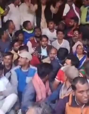 कानपुर: नगर निगम के सफाई कर्मचारियों ने दो बार सफाई कार्य में ड्यूटी लगाए जाने को लेकर किया प्रदर्शन