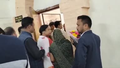 बड़गांव: साहू समाज ने नगर निगम के ठेका कर्मी चालकों के विरोध में कलेक्ट्रेट में कलेक्टर को सौंपा ज्ञापन, दुकानदार से की थी मारपीट