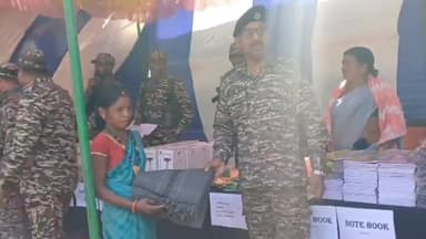 पीरटांड: मोहनपुर में CRPF की 154 बटालियन ने ग्रामीणों को खेल सामग्री और अन्य उपयोगी वस्तुएँ वितरित कीं