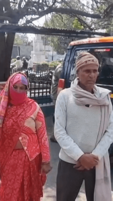 मेरठ: किसान ने परिवार के साथ कमिश्नरी चौराहे पर आत्मदाह का प्रयास किया, भूमि माफियाओं से चल रहा है जमीन का विवाद