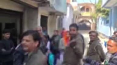 इटावा: इटावा में भागकर शादी करने के बाद बीएड परीक्षा देने आई युवती को पिता ने पकड़ा, फिर बीच सड़क हुआ हाई वोल्टेज ड्रामा