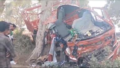 घाटमपुर: जहानाबाद घाटमपुर रोड के पास DCM ने पेड़ से टकराई, 2 लोगों की हुई मौत