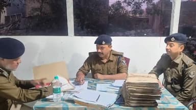 मोतिहारी: अरेराज अंचल निरीक्षक ने संग्रामपुर थाने में अनुसंधानकर्ताओं के साथ बैठक की, दिए आवश्यक निर्देश