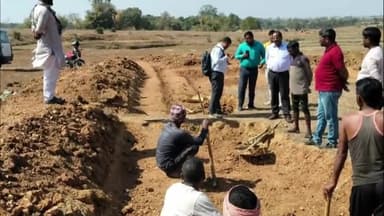 बेंगाबाद: डीआरडीए निदेशक ने अबुआ आवास योजना समेत अन्य विकास योजनाओं का निरीक्षण किया