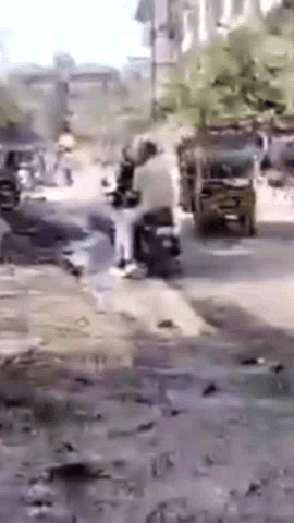 गाज़ियाबाद: बुधबाजार रोड पर कीचड़ में रखी सब्जियों का वीडियो वायरल, व्यापारियों ने विरोध कर बुध बाजार का किया बहिष्कार