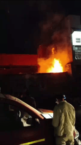 मेरठ: कोतवाली क्षेत्र में फर्नीचर के शोरूम में शॉर्ट सर्किट से लगी भीषण आग, मची भगदड़