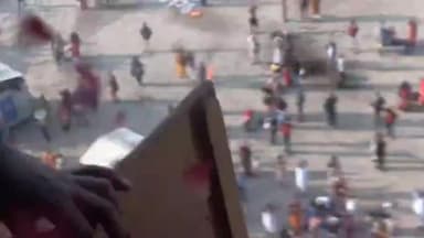 प्रयागराज: महाकुंभ में माघ पूर्णिमा स्नान पर्व पर हेलीकॉप्टर से की गई पुष्प वर्षा, जमकर लगे नारे