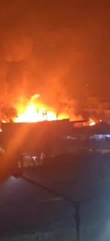 गाज़ियाबाद: थाना टीला मोड क्षेत्र के भोपुरा के पास कबाड़ के गोदाम में लगी भीषण आग