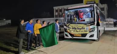 लखीसराय: लखीसराय से विकास मित्रों की बस को DDC ने पटना में आयोजित क्षमतावर्धन कार्यक्रम के लिए रवाना किया