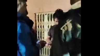 शिवपुरी नगर: पुराने मनियर टोल नाके के पास कॉलोनी में कमरे में रंगरेलियां मनाते हुए 2 लड़के और 2 लड़कियां पकड़े गए, पुलिस मौके पर पहुंची