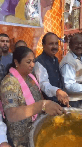 सरस्वती विहार: शालीमार बाग में बीजेपी नेता रेखा गुप्ता ने किया भंडारा आयोजन