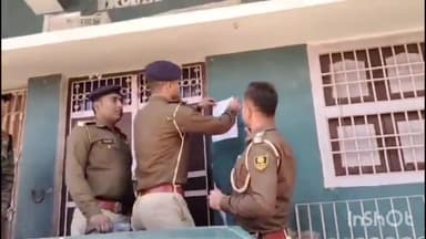 आरा: गोढ़ाना रोड स्थित हत्या के फरार अभियुक्त के घर पर नवादा थाना पुलिस ने कोर्ट से निर्गत इश्तेहार चिपकाया