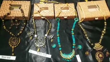 गोरखपुर: टेराकोटा द्वारा बनाए गए आभूषण सोने को दे रहे हैं टक्कर, 50 प्रतिभाओं को दी गई ट्रेनिंग , पांच को किया गया सम्मानित