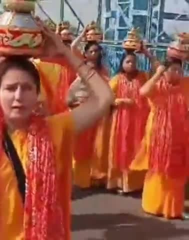 कानपुर: गंगा बैराज के अटल घाट पर 300 श्रद्धालु महिलाओं ने निकाली कलश यात्रा