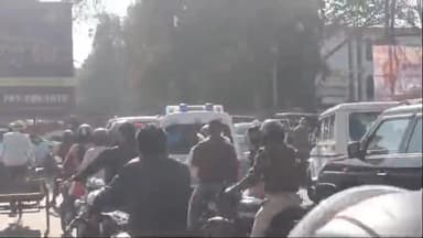 कोल: तहसील तिराहे पर जाम में फंसी एम्बुलेंस, रास्ता न मिलने पर तड़पता रहा मरीज