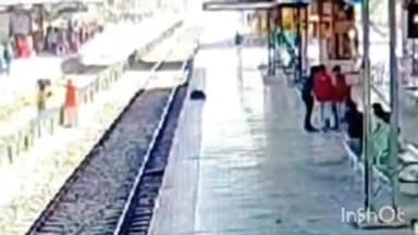 मिर्ज़ापुर: विंध्याचल रेलवे स्टेशन पर रेलवे ट्रैक पार करते समय ट्रेन आने पर बुजुर्ग दंपति को दो होमगार्ड ने बचाया