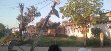 उदवंत नगर: मसाढ़ में बिजली का खम्भा बीच रास्ते में जर्जर होकर लटका, राहगीरों के लिए हो सकता है जानलेवा