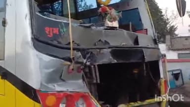 ब्यौहारी: ब्यौहारी बस स्टैंड के पास तेज रफ्तार ट्रक ने सड़क किनारे खड़ी बस और दुकानों को रौंदा, दो घायल