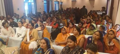 सिटी ब्लॉक मिर्जापुर के सभागार में समूह की महिलाओं को उद्यमी युवा लोन योजना के बारे में बताया गया