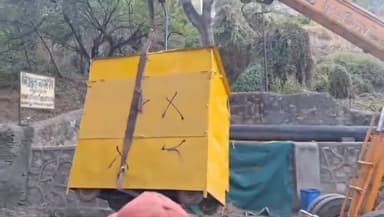 गिर्वा: नगर निगम की टीम ने गुलाब बाग रोड पर अवैध अतिक्रमण करने वालों के खिलाफ की कार्रवाई, अवैध रूप से लगाए गए केबिनों को हटाया