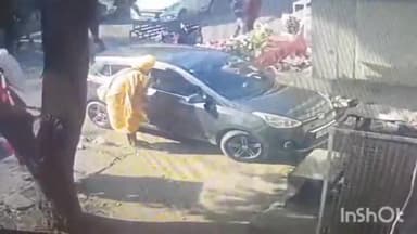 ਐਸਏਐਸ ਨਗਰ ਮੁਹਾਲੀ: ਫੇਜ਼-1 ਵਿਖੇ ਮਾਰਕੀਟ ਦੇ ਵਿੱਚ ਘੁੰਮ ਰਹੇ ਸਾਧ ਵੱਲੋਂ ਇੱਕ ਵਿਅਕਤੀ ਨੂੰ  ਕੁੱਝ ਸੁੰਘਾ ਕੇ ਸੋਨੇ ਦੀ ਚੈਨ ਦੀ ਕੀਤੀ ਲੁੱਟ , CCTV ਆਈ ਸਾਹਮਣੇ