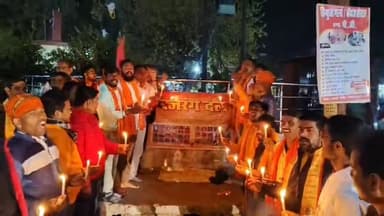 बस्ती: बजरंग दल के पदाधिकारियों ने पुलवामा में रोडवेज के पास शहीद सैनिकों की कैंडल जलाकर दी श्रद्धांजलि