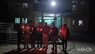 थावे: थावे थाना परिसर में पुलवामा हमले में शहीद हुए जवानों को याद करते हुए थाना प्रभारी ने कैंडल जलाया