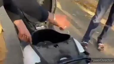 सिवनी: बारापत्थर क्षेत्र में स्कूटी की डिक्की में घुसा रसेल वाइपर सांप, सर्प मित्र ने किया रेस्क्यू