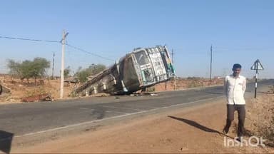 बटियागढ़: नीमन तिराहे पर एथेनॉल से भरा टैंकर पलटा, बटियागढ़ थाना पुलिस और अधिकारी मौके पर पहुंचे, कोई जनहानि नहीं हुई