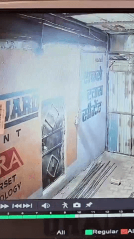 मेरठ: लिसाडी गेट क्षेत्र में लोहे की गोदाम में चोर ने गेट उखाड़कर की लाखों रुपए की चोरी, CCTV में कैद हुई घटना
