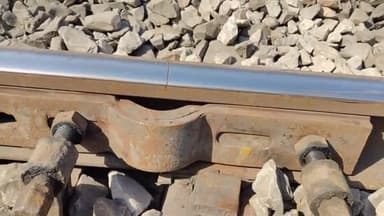 झाझा: दादपुर रानीकुरा मुख्य रेलखण्ड के बीच पोल संख्या 371/21 के पास की गई अप लाइन की रेल पटरी काटने की कोशिश