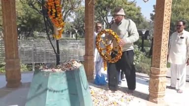 झुंझुनू: सीआरपीएफ के पूर्व जवानों ने शहीद स्मारक पार्क झुंझुनूं में पुलवामा के शहीदों को दी श्रद्धांजलि