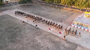 कर्वी: पुलिस अधीक्षक चित्रकूट ने शुक्रवार को पुलिस लाइन में परेड की सलामी लेकर किया परेड का निरीक्षण