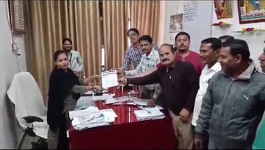 शाजापुर: पटवारियों के वेतन कटौती के विरोध में शाजापुर में पटवारी संघ ने एसडीएम को ज्ञापन सौंपा