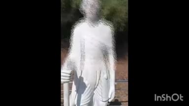 बरहट: श्रम भारती खादी ग्राम परिसर में स्थापित गांधी जी की प्रतिमा पर असामाजिक तत्वों ने पान-गुटखा खाकर थूका