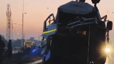 महाकुंभ से लौट रही बस इटावा मे ट्रक से टकराई।
#hadsa #mediarepot #etawah #EtawahNews