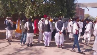 धौलपुर: टाइगर सेंचुरी में गांवों का विलय नहीं करने की मांग को लेकर गौलारी पंचायत के ग्रामीणों ने कलेक्ट्रेट पर किया विरोध