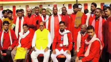 कानपुर: कानपुर सेंट्रल रेलवे स्टेशन पर रेलवे कुली यूनियन के सदस्यों ने विधायक सुरेंद्र मैथानी को सौंपा ज्ञापन