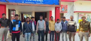 कर्वी: कोतवाली कर्वी पुलिस ने 9 अभियुक्तों को ताश के पत्तों से हार-जीत की बाजी लगाकर जुआ खेलते हुए किया गिरफ्तार