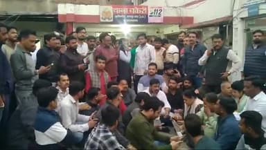 कानपुर: भाजयुमो जिला उपाध्यक्ष की गिरफ्तारी से नाराज भाजयुमो कार्यकर्ताओं ने चकेरी थाने में किया प्रदर्शन